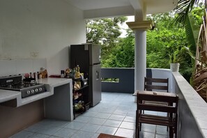 Refrigerador con congelador, microondas, horno y parrilla de estufa 