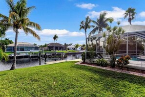 A heated pool - Pelican Paradise – Fresh Remodel, New Hot Tub! (Cape Coral)