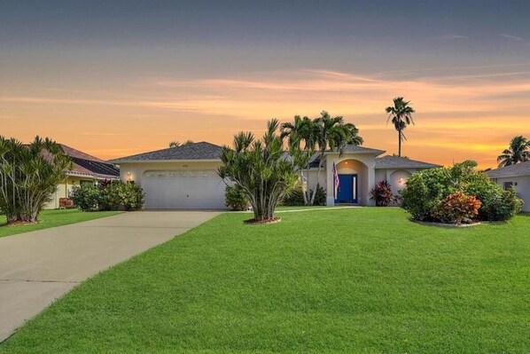 Property grounds - Pelican Paradise – Fresh Remodel, New Hot Tub! (Cape Coral)