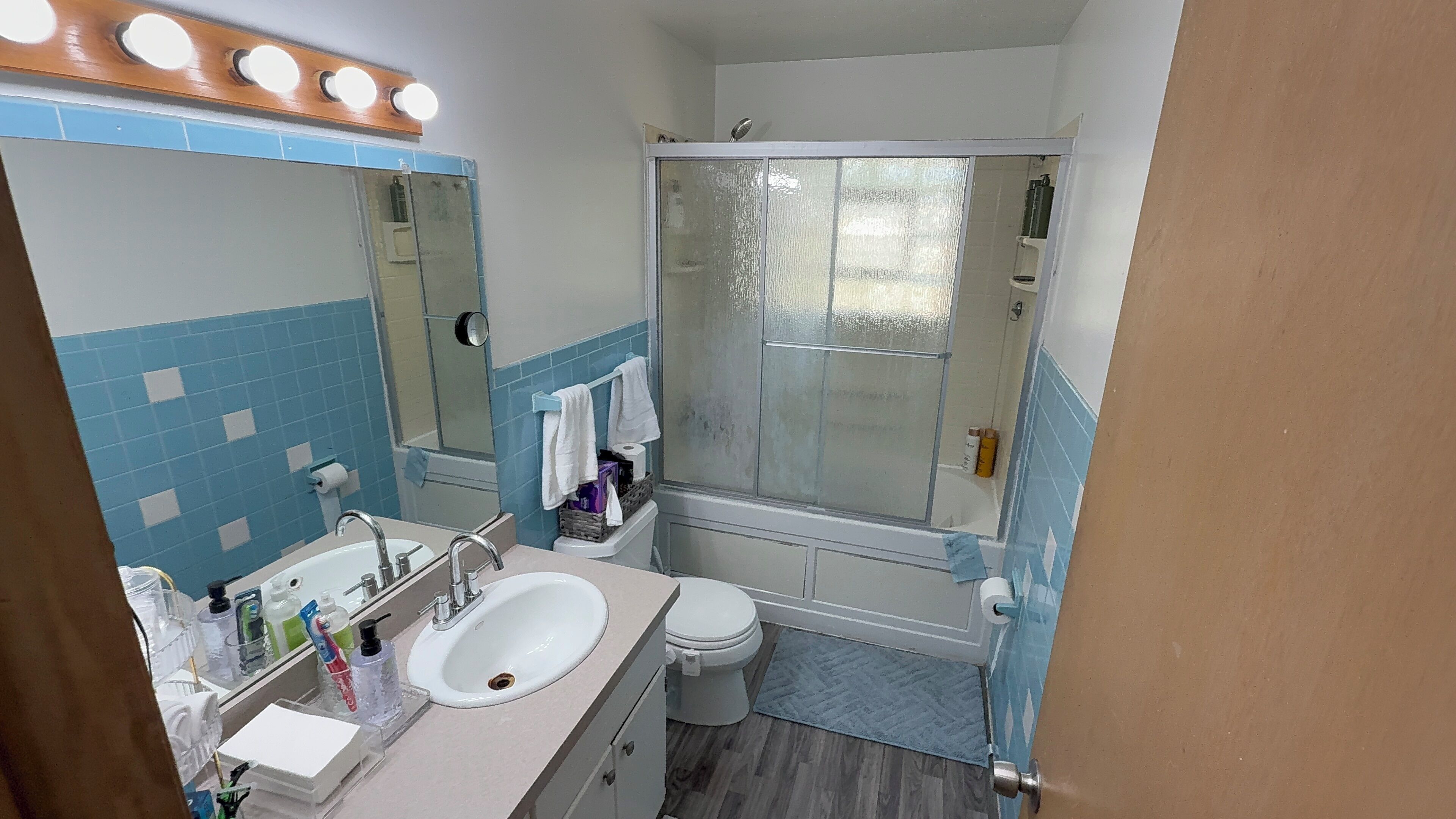 Banheira de hidromassagem, secador de cabelo, bidê, toalhas de banho