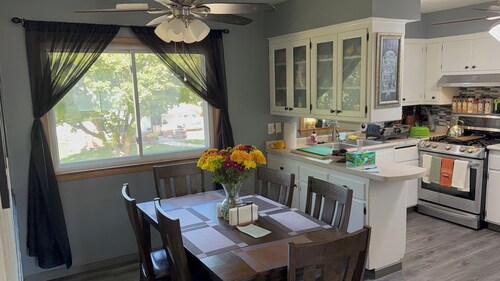 Quiet Retreat in Morgan Heights, Sleeps 6, 1.5 baths