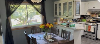 Quiet Retreat in Morgan Heights, Sleeps 6, 1.5 baths