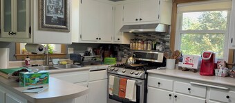 Quiet Retreat in Morgan Heights, Sleeps 6, 1.5 baths