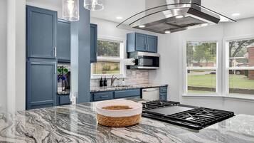 Frigorífic, microones, forn i placa de cuina