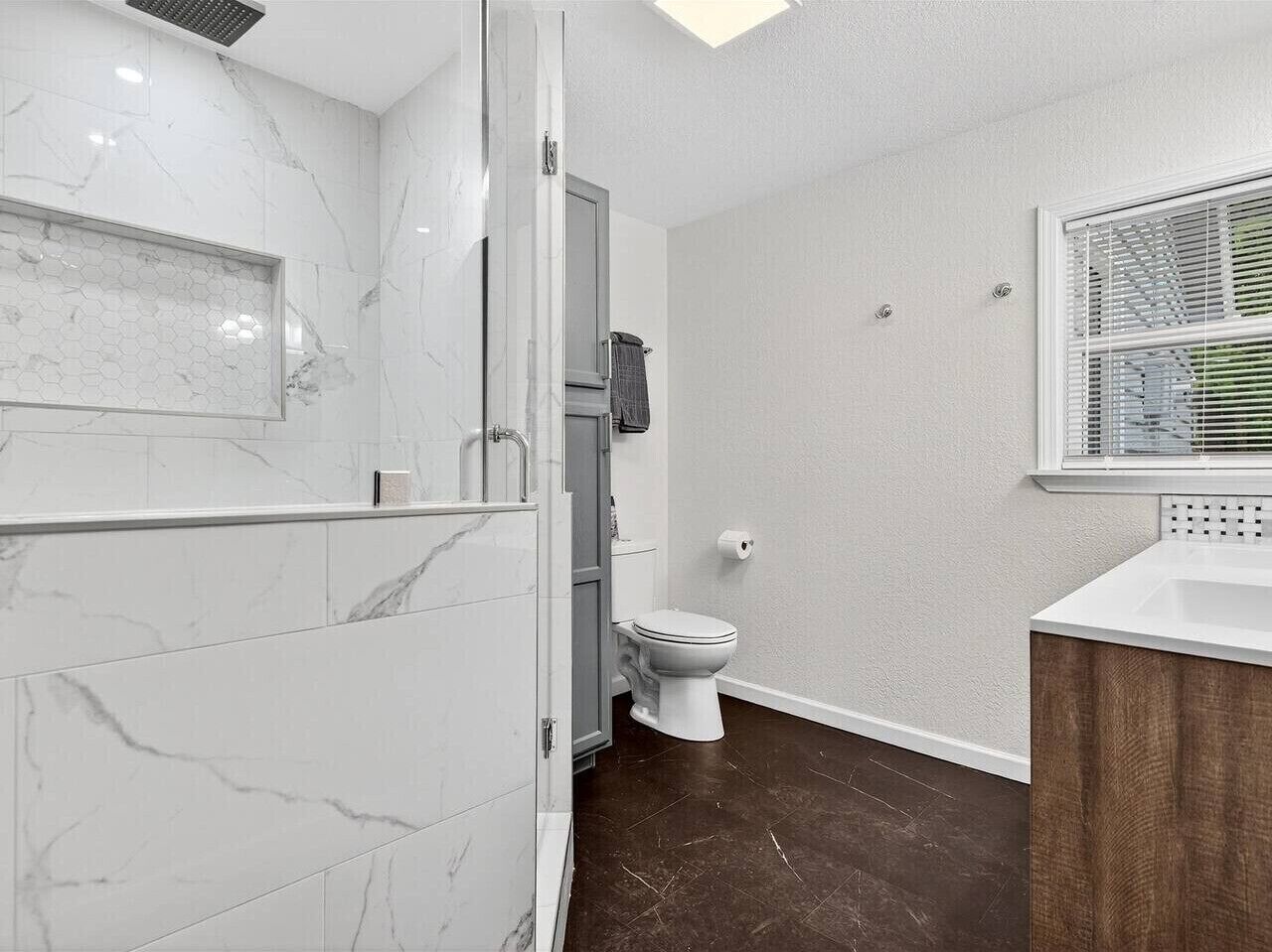 Primary en-suite full bath