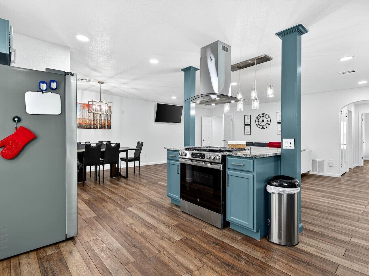 Réfrigérateur, four à micro-ondes, un four, surface de cuisson