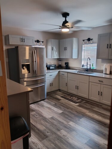SLEEPS 12 IN THE HEART of Corpus Christi. CENTRAL Location, HEB, RESAURANTS.