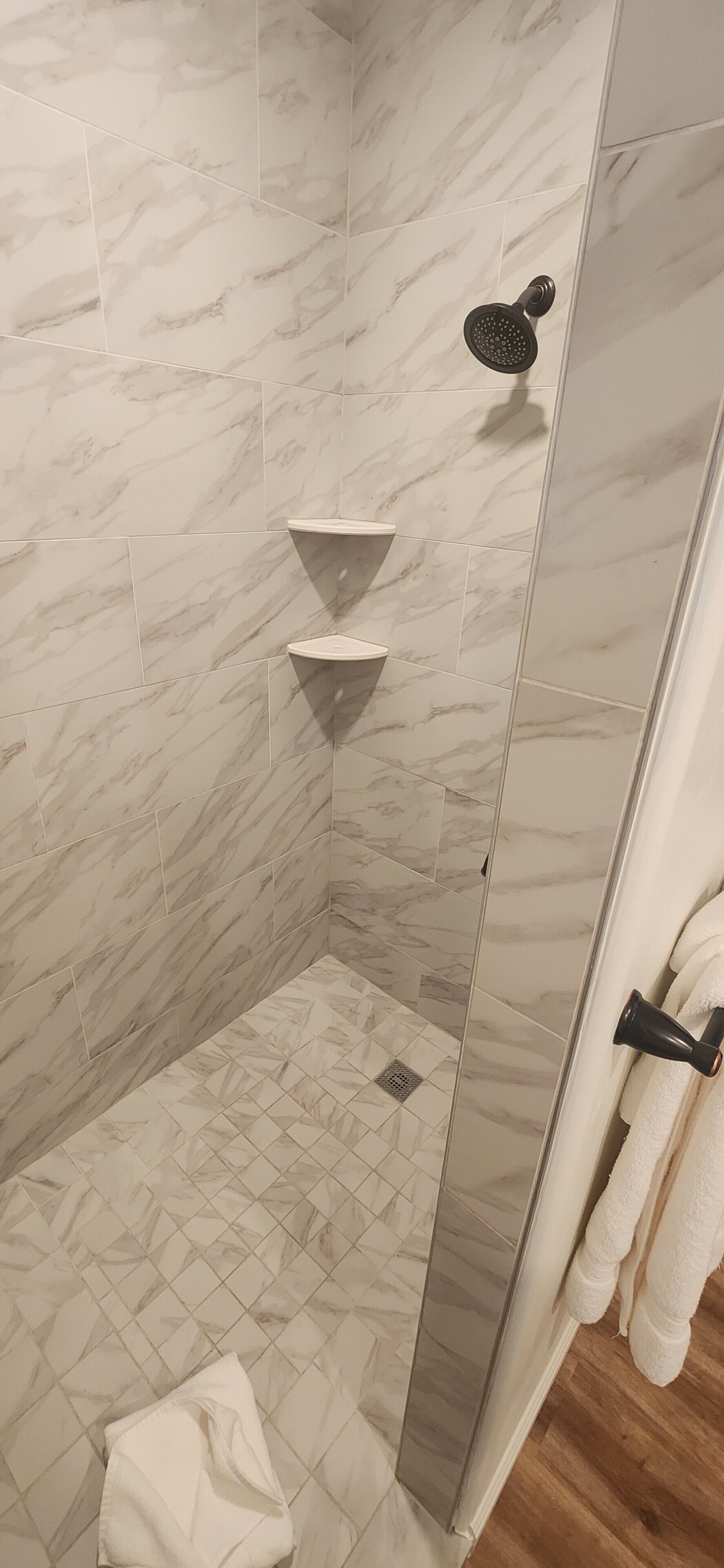 Douche, sèche-cheveux, serviettes fournies, savon