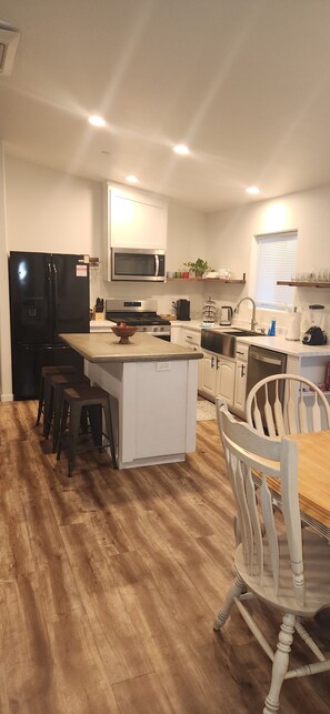 Microwave, oven, stovetop, dishwasher - Charming 3-bedroom 2 bath house. 2 king suites, attached baths. 6 car  parking. (Paso Robles)