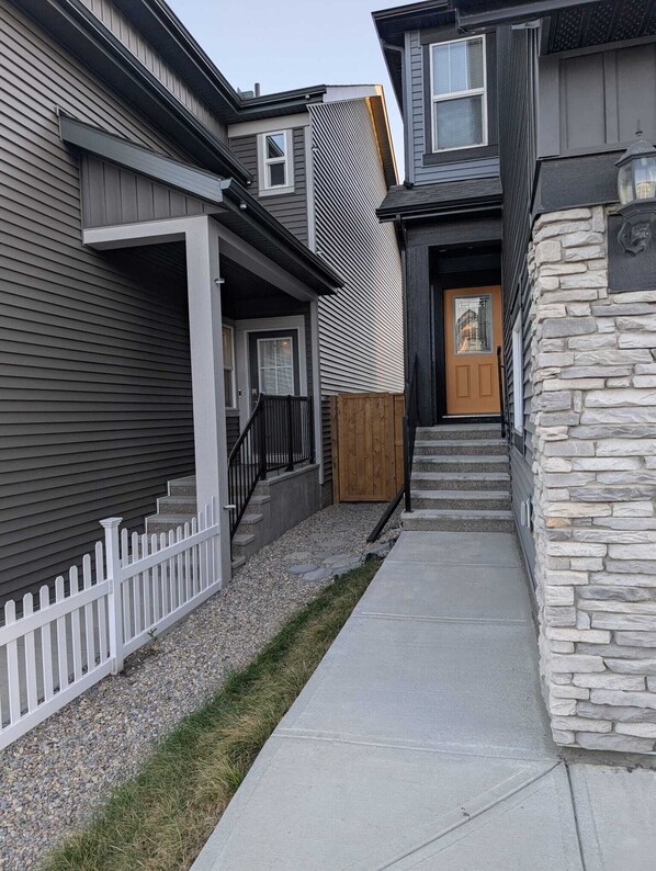 Exterior detail - Modern 2 Bedroom Queen beds | Cozy, Private, Near Shops & Attractions (Calgary)