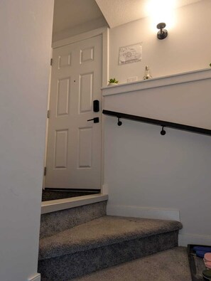 Interior - Modern 2 Bedroom Queen beds | Cozy, Private, Near Shops & Attractions (Calgary)