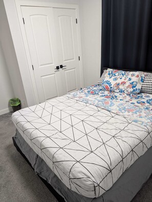 2 bedrooms, iron/ironing board, internet