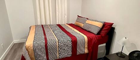 2 bedrooms, iron/ironing board, internet