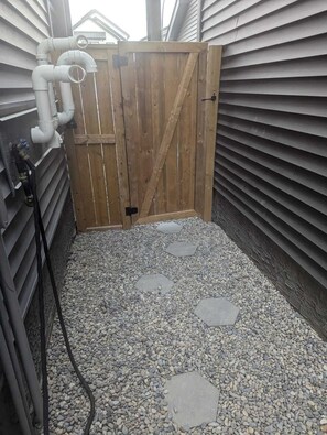 المنطقة المحيطة بالمنشأة