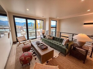 Smart-tv och eldstad