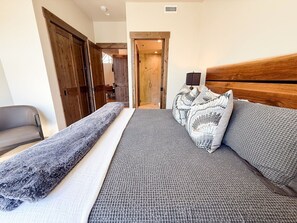 3 عدّة غرف نوم ومكواة/لوح كي وواي فاي مجانًا وملاءات أسرّة