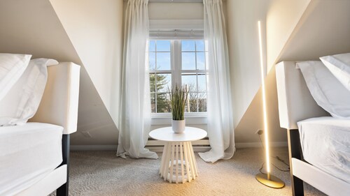 Ultra-Modern Luxe Sleek & Stunning Stay