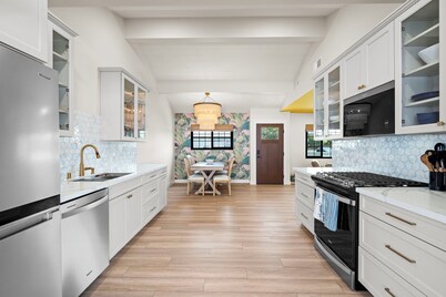 New Modern Luxury, 3/2 Fam Friendly, BBQ, Central!