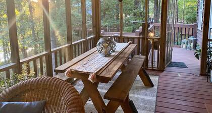 Charming 2-bedroom lake cottage with kayaks