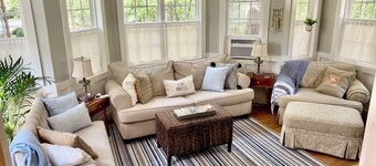 Charming 2-bedroom lake cottage with kayaks