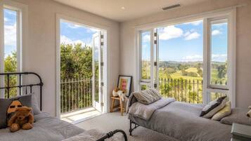 4 bedrooms, iron/ironing board, bed sheets