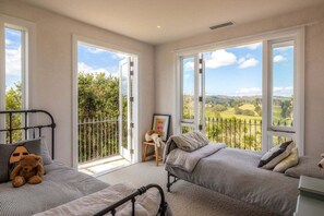 4 makuuhuonetta, silitysrauta/-lauta, vuodevaatteet