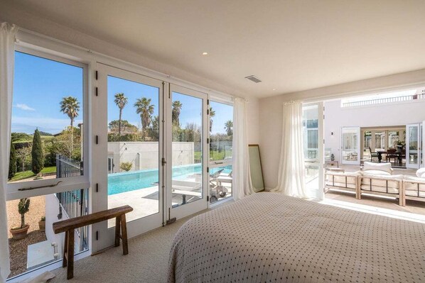 4 makuuhuonetta, silitysrauta/-lauta, vuodevaatteet