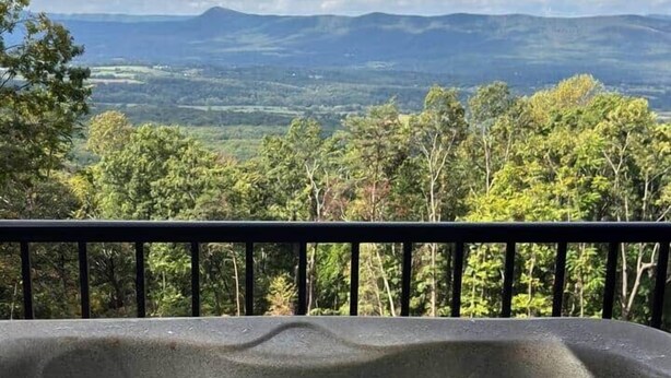 Un bain à remous avec vue sur un paysage montagneux.
