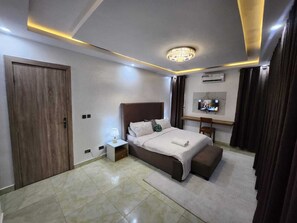 2 bedrooms, iron/ironing board, Internet, bed sheets