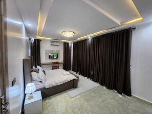 2 bedrooms, iron/ironing board, internet, bed sheets