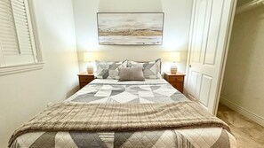 2 chambres, bureau, fer et planche à repasser, lit de bébé portatif