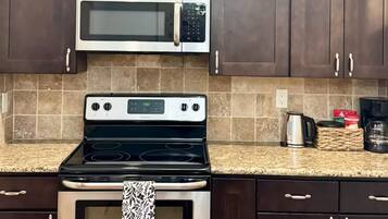 Een koelkast, een magnetron, een oven, een kookplaat