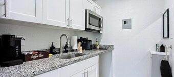 Cozy King Studio | 5 Min to Zoo, JU & DT