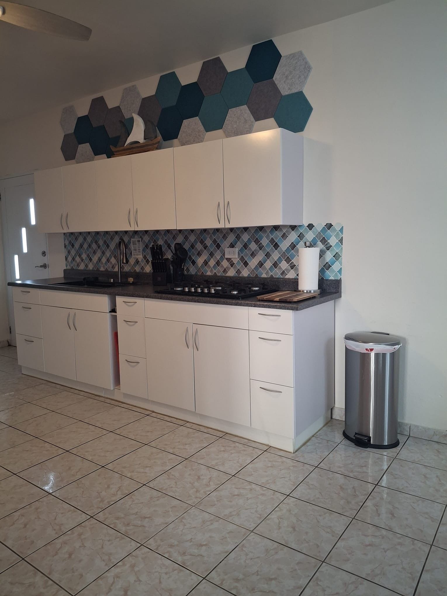 Køleskab, mikrobølgeovn, kogeplade, kaffe-/temaskine