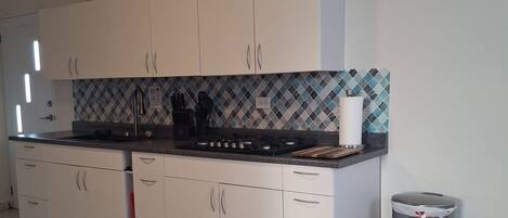 Refrigerador, microondas, parrilla de estufa y cafetera y tetera