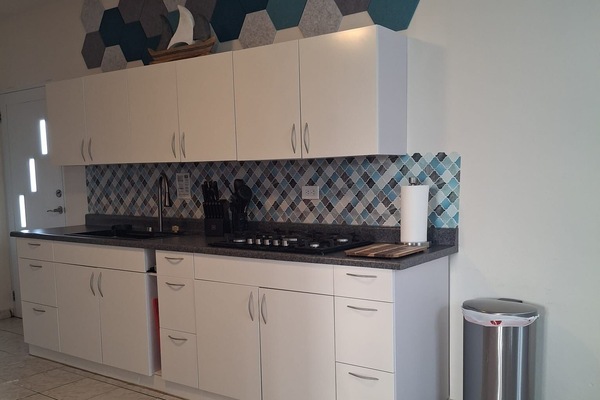 Réfrigérateur, micro-ondes, plaque de cuisson, cafetiÚre/bouilloire