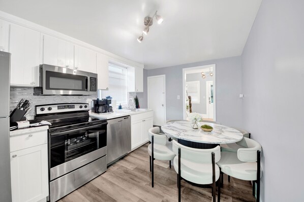 Fridge, microwave, stovetop, dishwasher