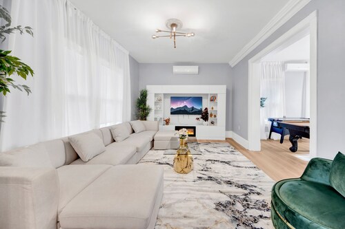 Luxe 3BR Escape / Game Room / Backyard Pergola / Fireplace / Free Parking