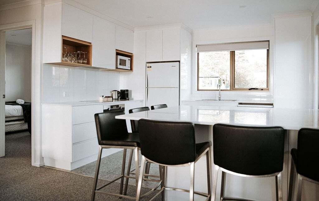 Kjøleskap, mikrobølgeovn, ovn og kokeplater