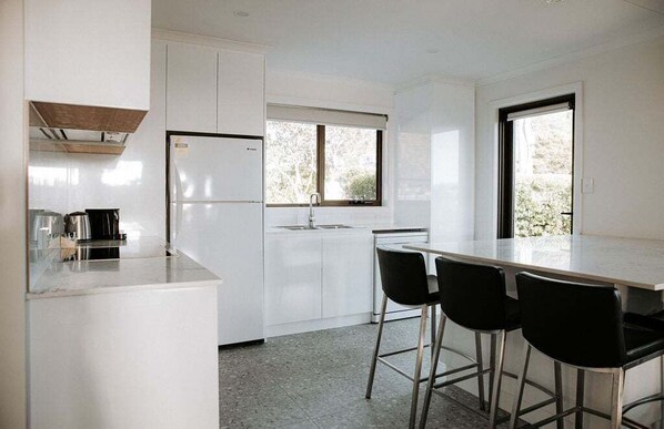 Refrigerador, microondas, horno, placa de cocina