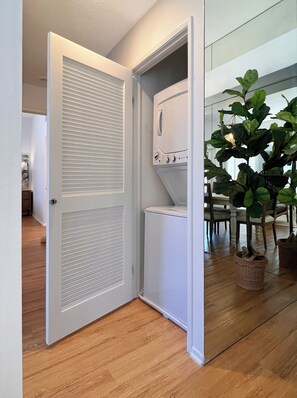 Interior - Luxurious Seabreeze Chic, 2 Bed Condo (Newport Beach)