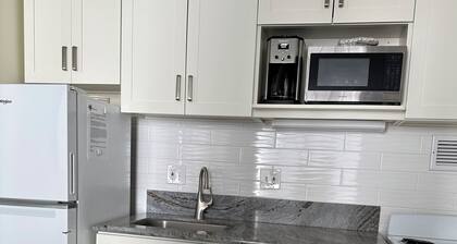 Cozy Waikiki Apt with FREE parking sleeps 4