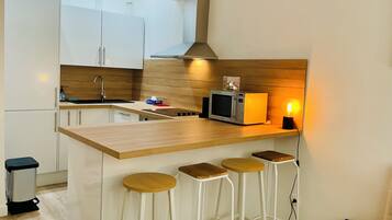 Een magnetron, een oven, een kookplaat, een vaatwasser