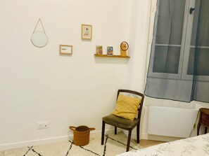 2 عدّة غرف نوم ومكواة/لوح كي وسرير سفر وواي فا�ي