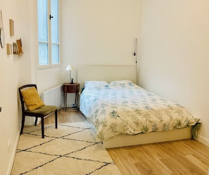 2 bedrooms, iron/ironing board, travel cot, WiFi