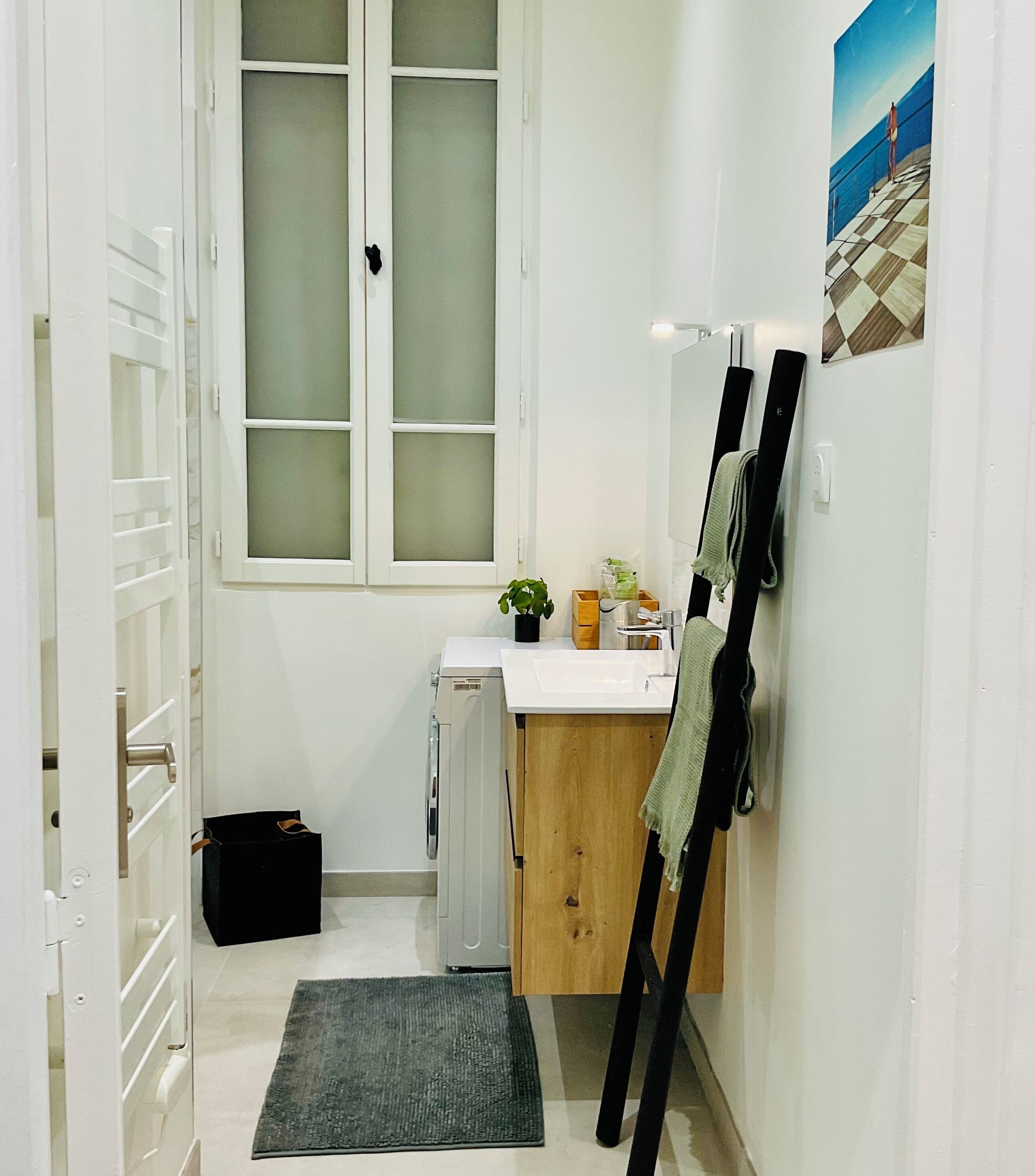 Een douche, een haardroger, handdoeken, zeep