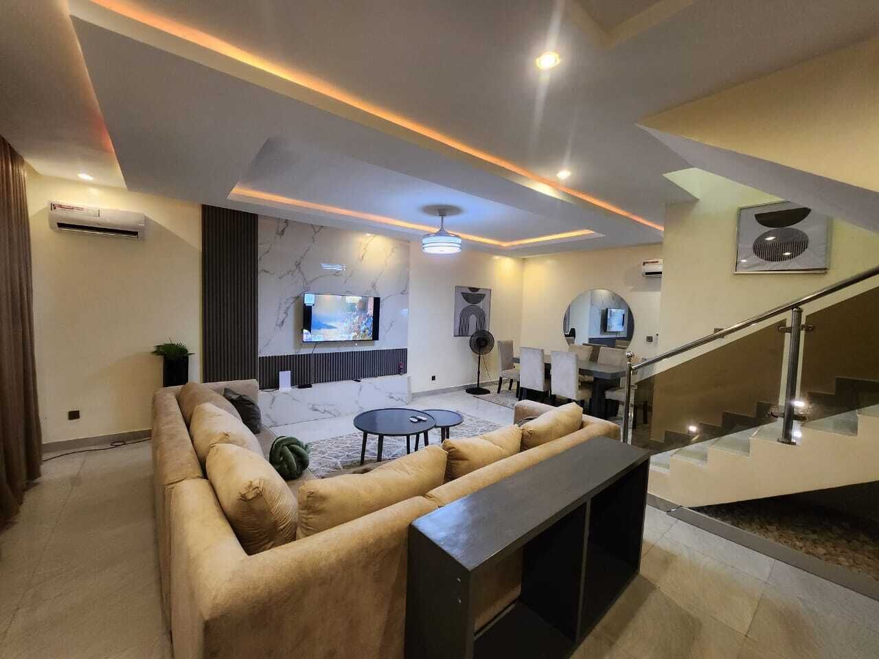 Smart TV, konsol video game, Netflix, dan layanan streaming