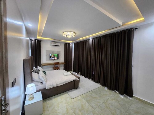 Charming 2- Bedroom Duplex