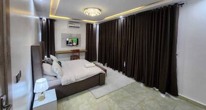 Charming 2- Bedroom Duplex