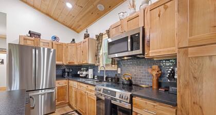 Cozy Murphy Cabin • Near Lake Hiwassee & Wineries